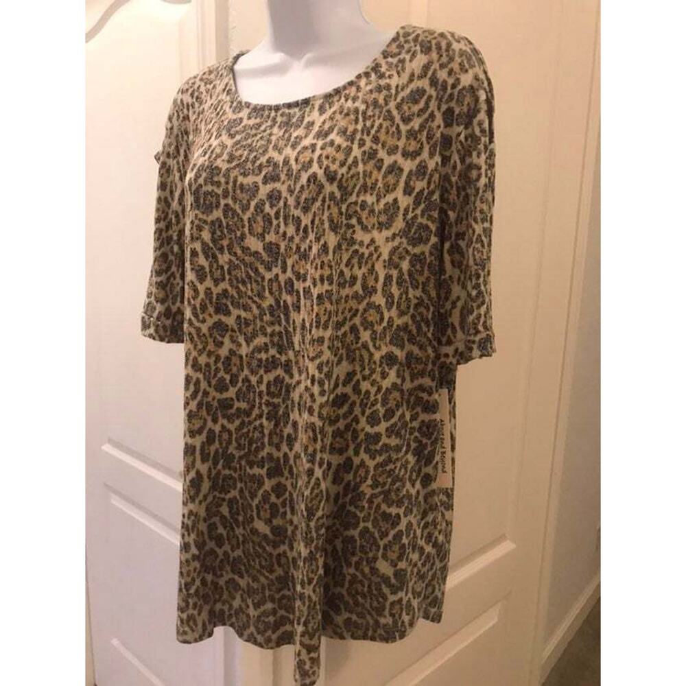 Above and Beyond Ladies short sleeve tunic slits in the sleeves animal print 2X